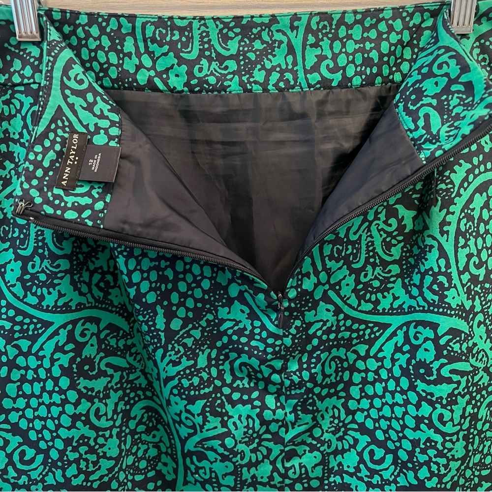Ann Taylor Navy & Green Paisley Print Pencil Skirt Size 12 Like New - Picture 8 of 10